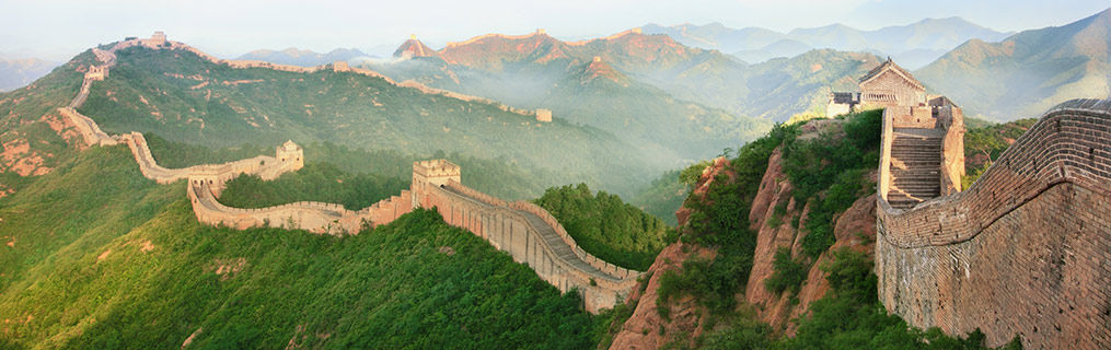 The great wall of China winding its way off in to the distance.